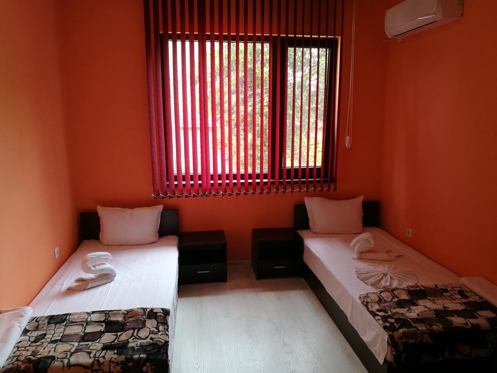Guest House Karaulanov Elhovo  Eksteriør billede