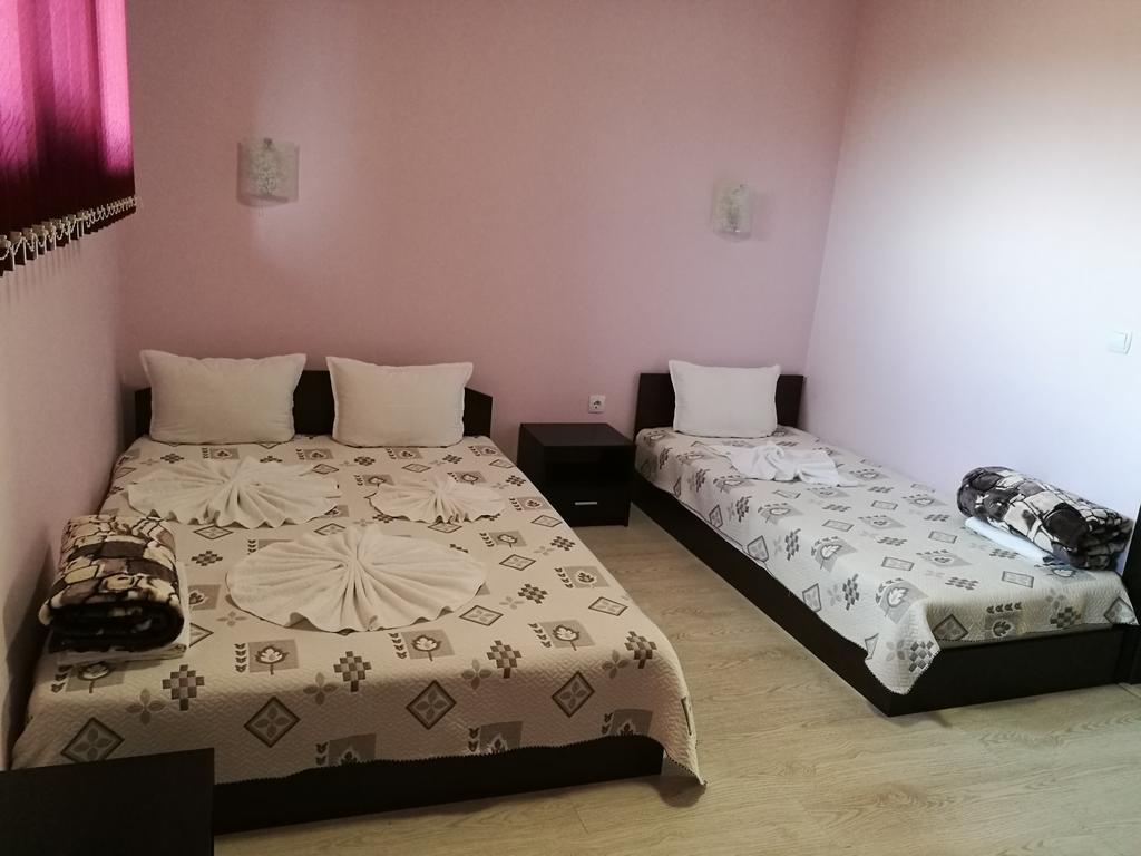 Guest House Karaulanov Elhovo  Eksteriør billede